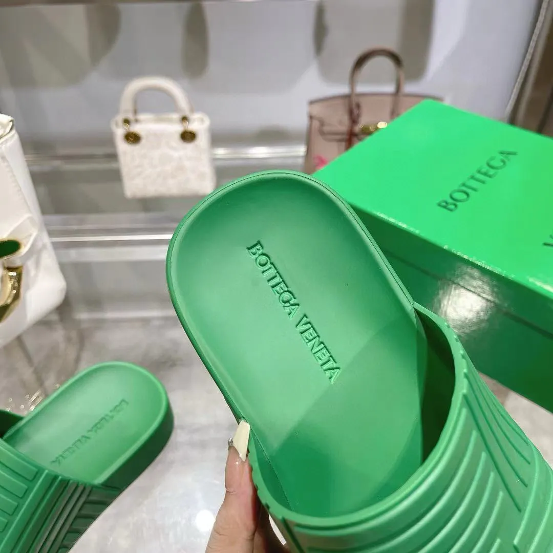 Factory price: 300💰🍀𝐁𝐨𝐭𝐭𝐞𝐠𝐚 𝐕𝐞𝐧𝐞𝐭𝐚 Bottega Veneta BV new men's woven surface ultra-light rubber garden shoes It looks good and is easy to wear. It is perfect with straight wide-leg pants, okay? It can also be worn in the summer, and it has characteristics for daily use, which is very BV~ The thickened toe box is slightly tilted like a derby, which is easy to match. The inner forefoot has texture that matches the sole of the foot. It is not made of rain boots with fleshy materials, which is more comfortable. M𝐁𝐨𝐭𝐭𝐞𝐠𝐚 𝐕𝐞𝐧𝐞𝐭𝐚 Bottega Veneta's new men's woven top ultra-light rubber garden shoes are good-looking and easy to wear. They are perfect with straight wide-leg pants, okay? 🐸It can also be worn in summer, and it has characteristics for daily life, which is very BV~ The thickened toe cap is slightly tilted like a derby, which is a good match. The inner forefoot has a pattern that matches the sole of the foot. It is not made of rain boots made of fleshy material, which is more comfortable. SIZE: 35-46 (45 and 46 are custom-made and cannot be returned or exchanged)